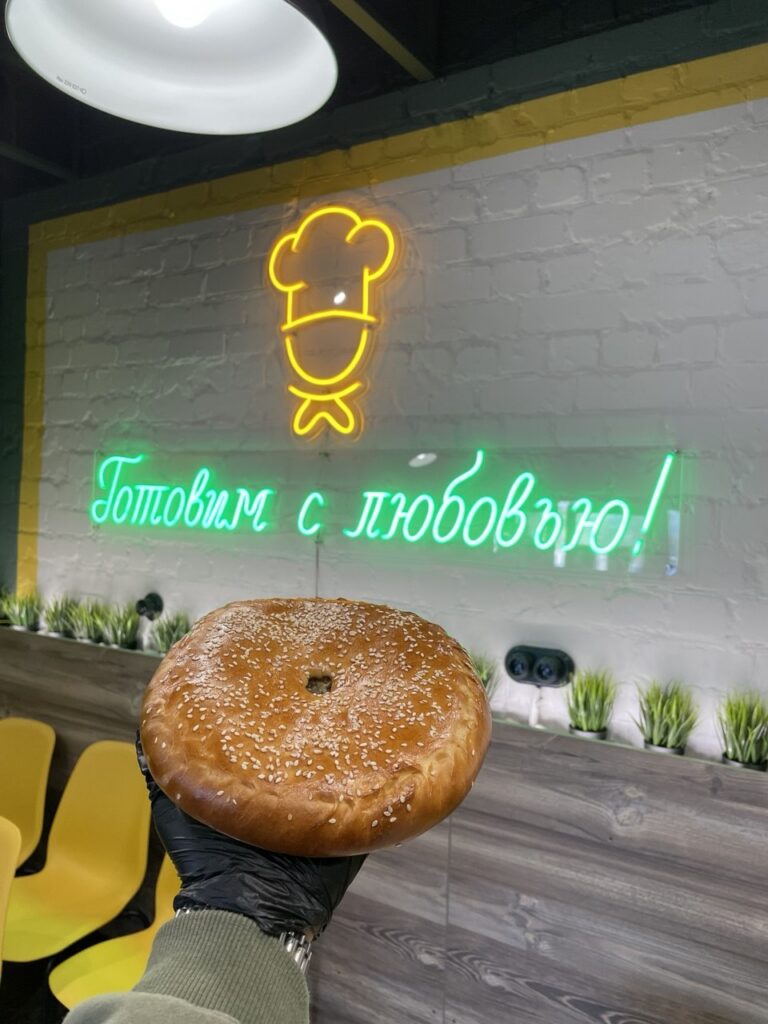 Выпечка на фоне фирменного неона