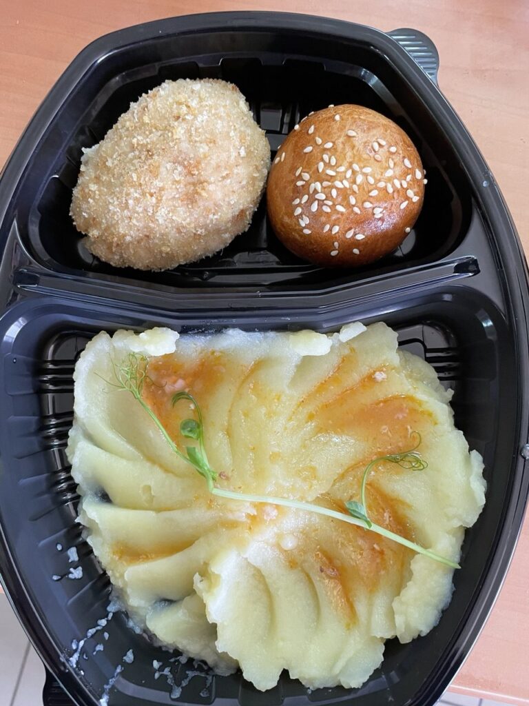 Котлета с пюре и булочкой